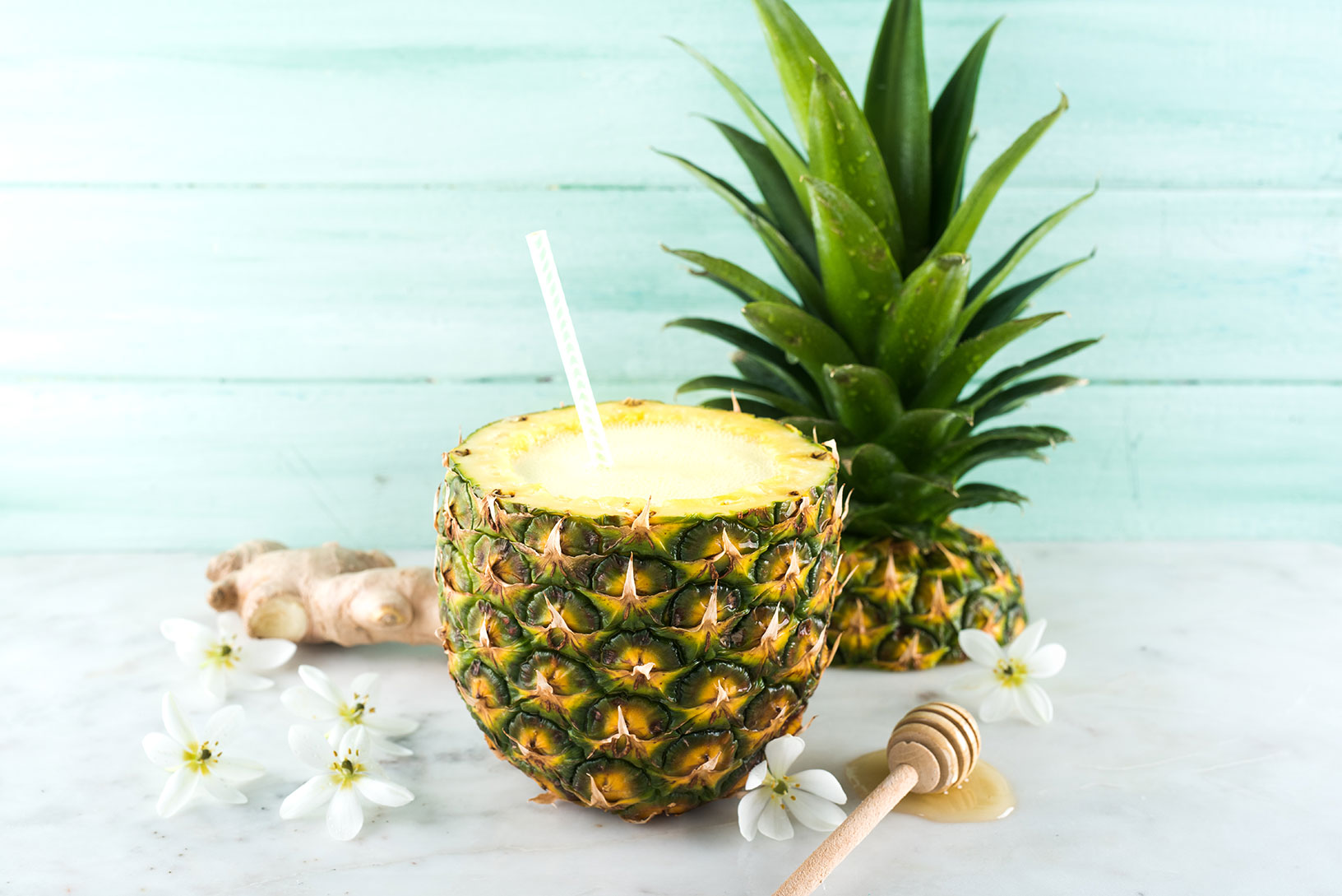 Tropical drink in a pineapple | Oikos Canada